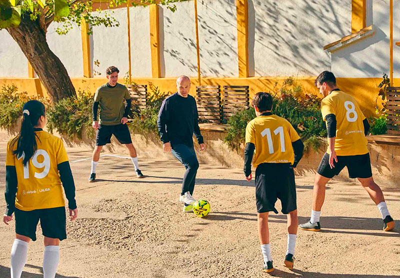 Airbnb y LALIGA sortean una experiencia con Andrés Iniesta