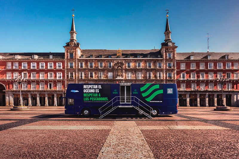 Un barco atunero “atraca” en el centro de Madrid