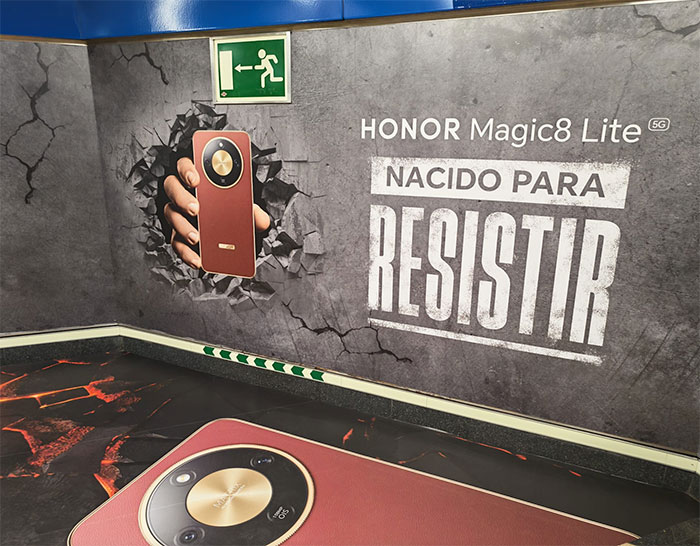 Campaña del smartphone HONOR Magic 8 Lite en el metro de Callao (Madrid).