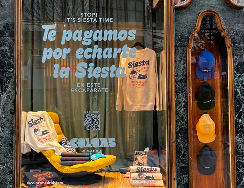 Una tienda paga 300 euros por echarse la siesta en su escaparate