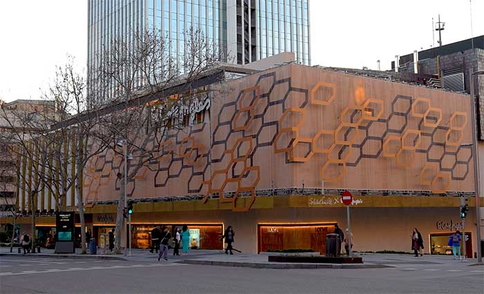 Soledad Sevilla transforma El Corte Inglés en una obra de arte.