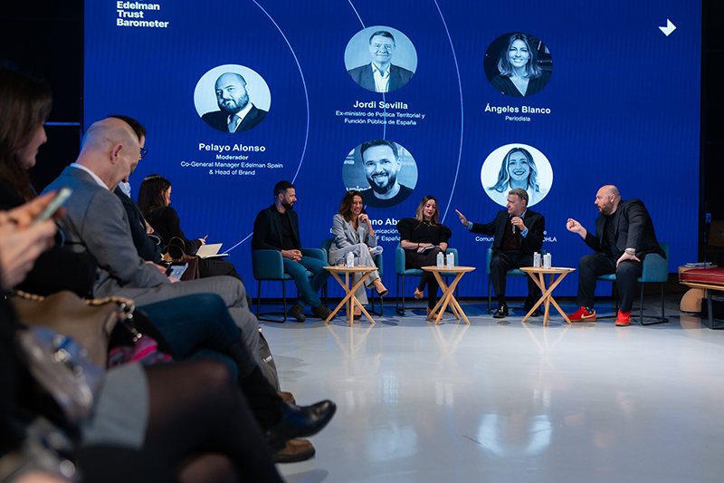 Los españoles no confían en quien piensa diferente