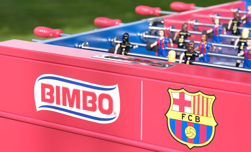 Bimbo regala un futbolín femenino a La Masía