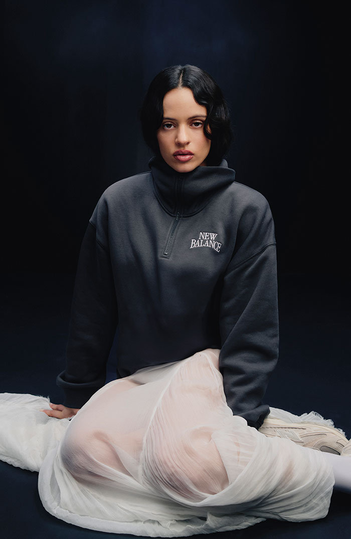Rosalía presenta las nuevas 204L de New Balance.