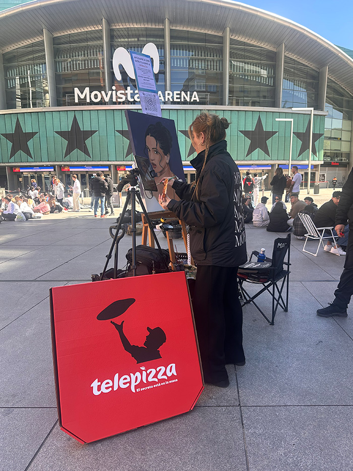 Telepizza y Thinketers firman el “LUX Delivery": una entrega de arte viral en la cola del concierto.