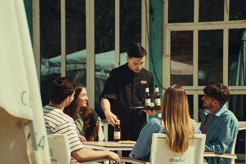 Cervezas Alhambra rinde homenaje a los bares de Granada
