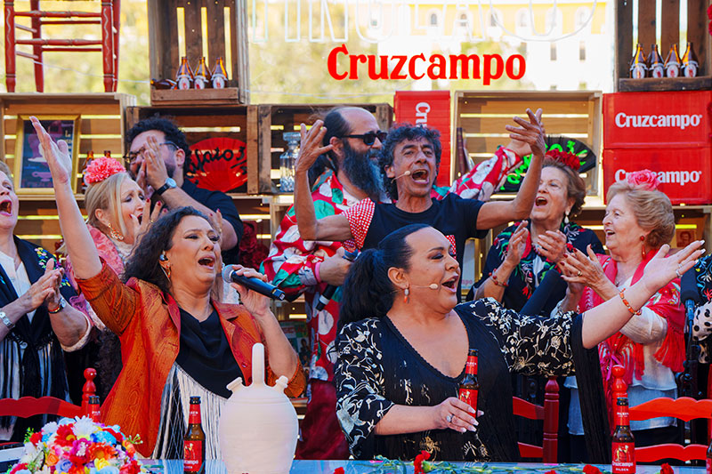 Así suena la Tiny Mesa Camilla de Cruzcampo por sevillanas