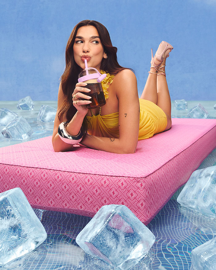 Dua Lipa protagoniza la nueva campaña de Nespresso.