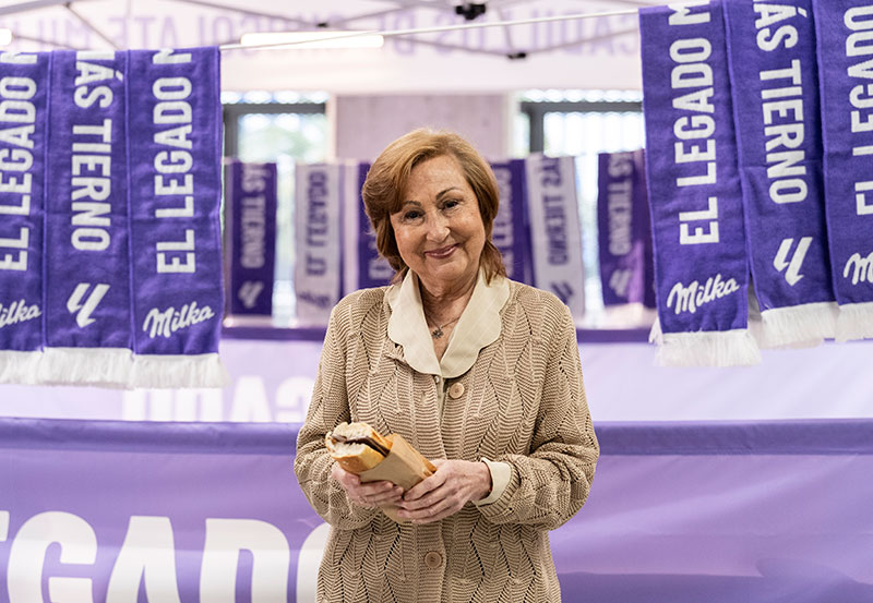 LALIGA y Milka reparten bocadillos de chocolate en Anoeta