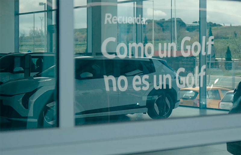 Volkswagen se anuncia en los escaparates de la competencia