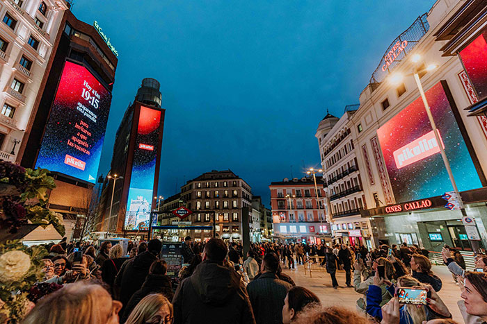 Pikolin lanzo preguntas a los usuarios desde las pantallas de Callao, en el centro de Madrid.