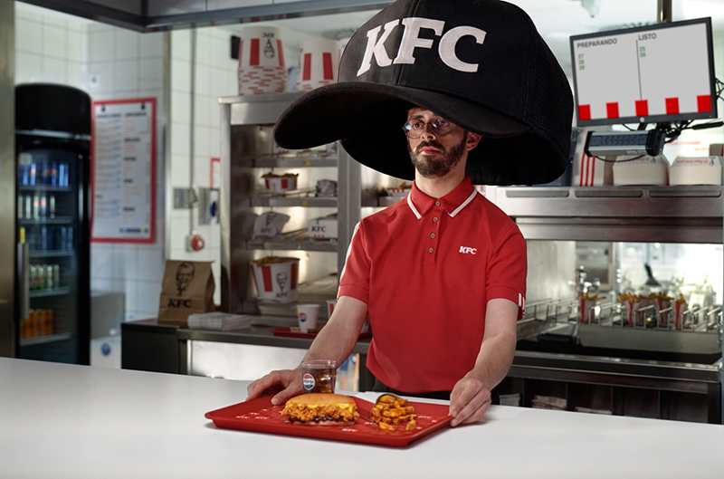 KFC usa objetos gigantes para presentar su menú más pequeño