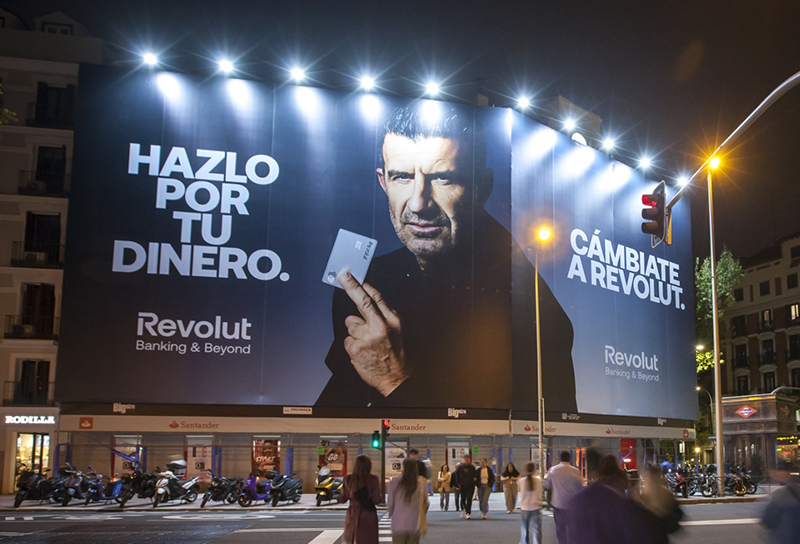 El banco digital Revolut "ficha" a Luís Figo