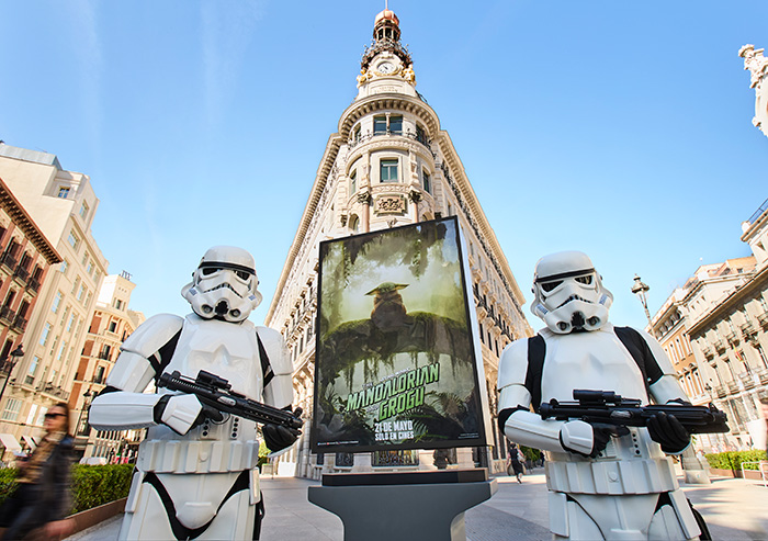 La Fuerza de Star Wars llega a las calles de Madrid con un mupi flotante.