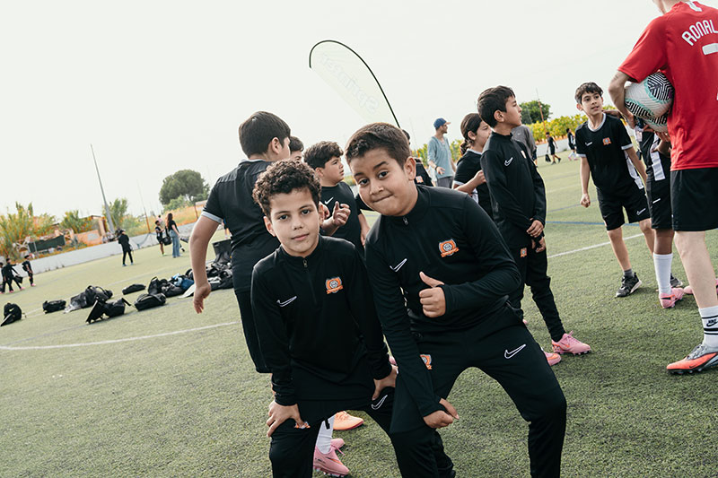 Sprinter reforma una pista deportiva con materiales reciclados