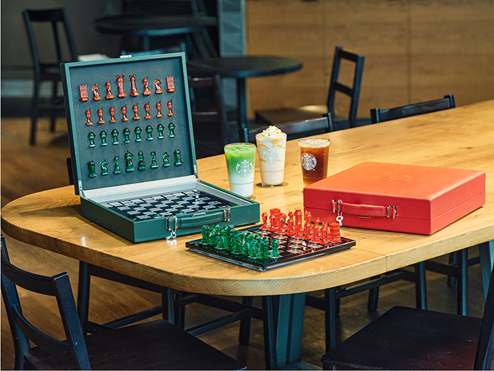 Starbucks y MilfShakes montan partidas de ajedrez.