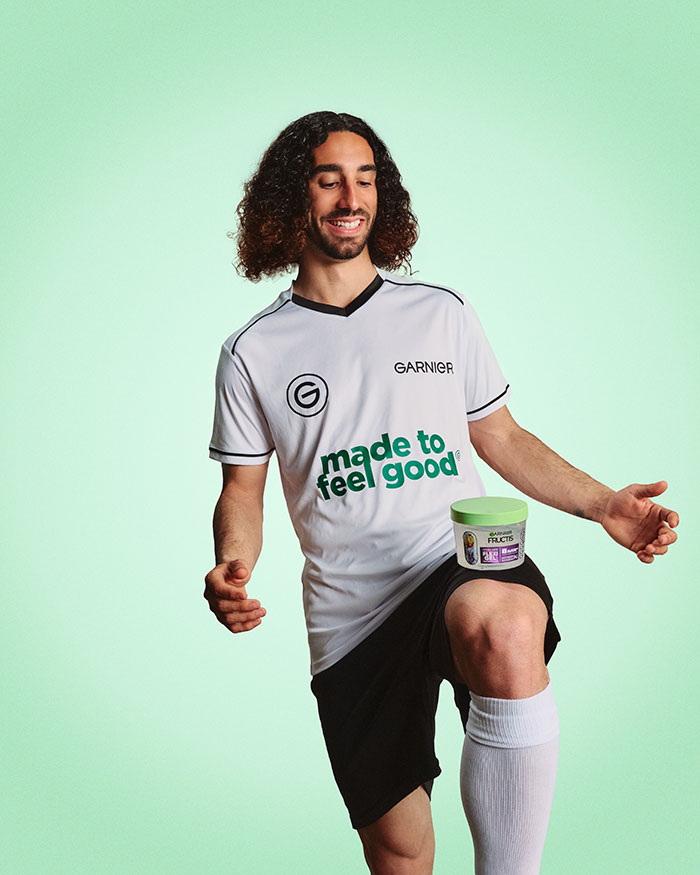 Garnier salva los rizos de Marc Cucurella.