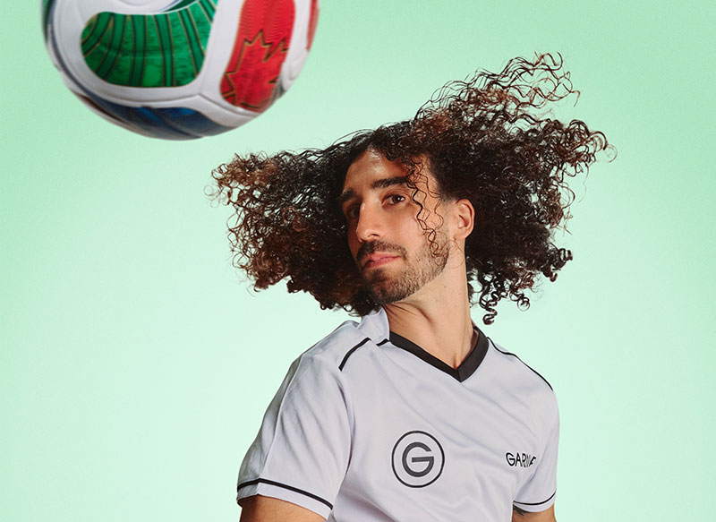 Garnier salva los rizos de Marc Cucurella