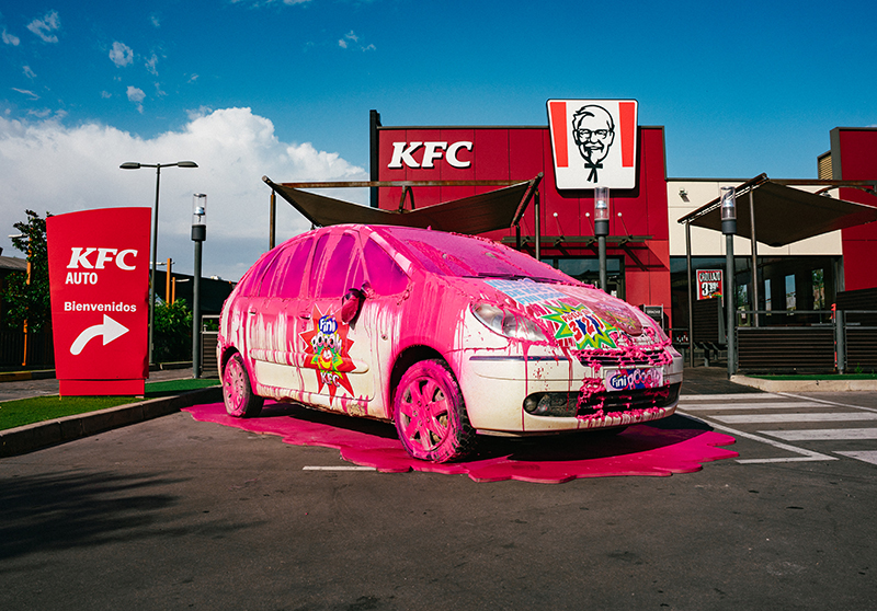 Coches derretidos para presentar lo nuevo de KFC y Fini