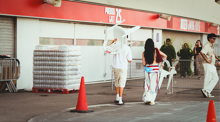 Sillas de KFC para hacer cola en los conciertos de Bad Bunny.