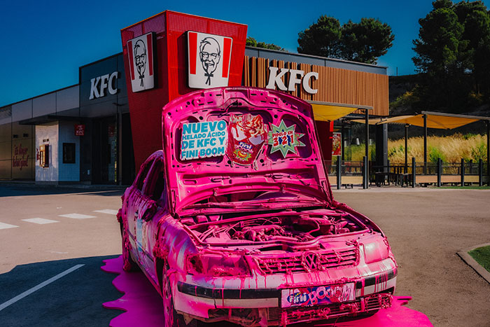 Coches derretidos para presentar lo nuevo de KFC y Fini.