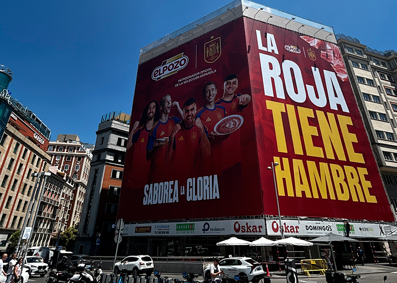 ElPozo despliega una gran lona para apoyar a La Roja