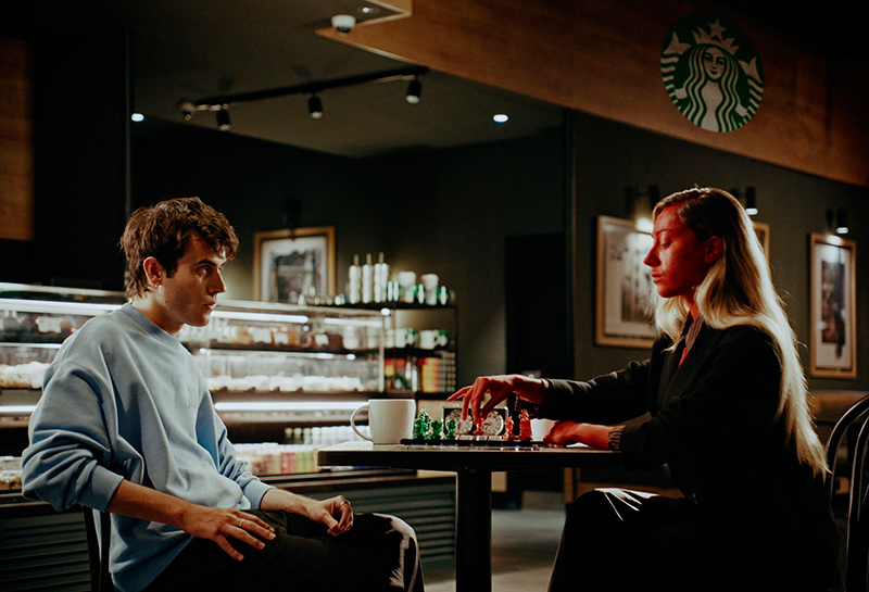 Starbucks y MilfShakes montan partidas de ajedrez