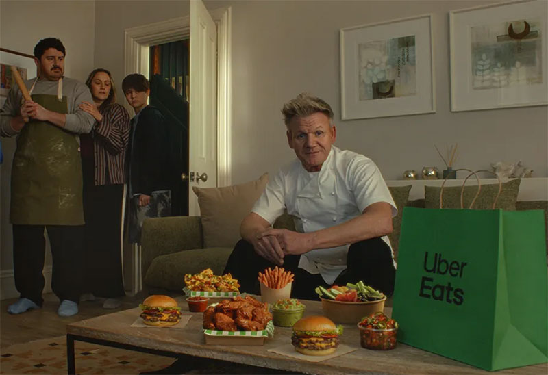 Gordon Ramsay pasa de cocinar en la nueva campaña de Uber Eats