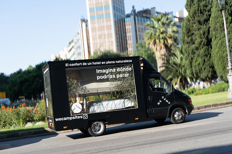 wecamp convierte el asfalto en un glamping en movimiento