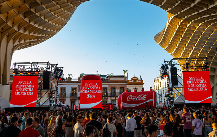Coca-Cola da la bienvenida a su nueva era en Sevilla.