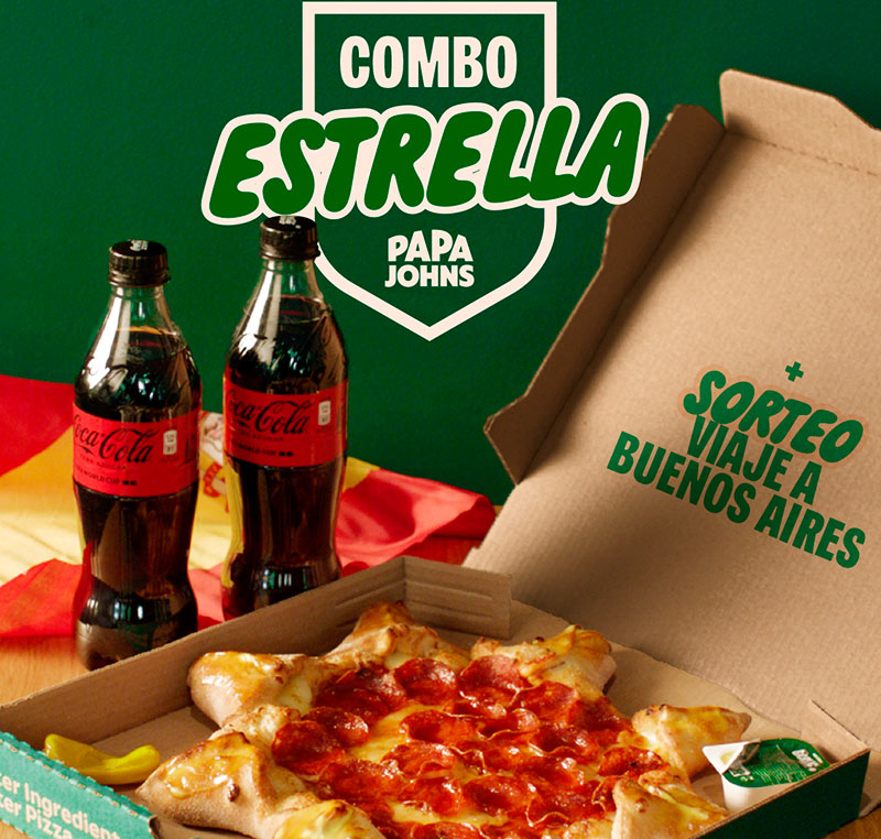 Dos estrellas en la camiseta, una pizza Papa Johns en la mesa