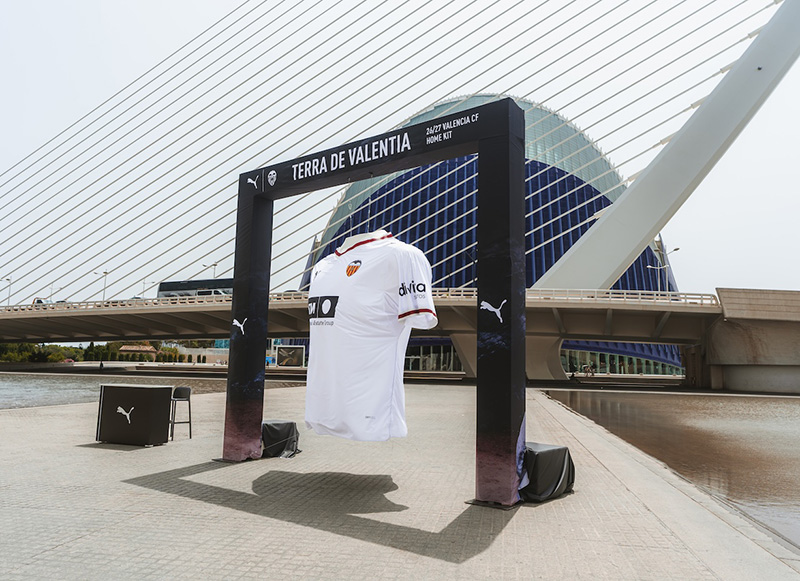 Camisetas gigantes del Valencia CF toman las calles
