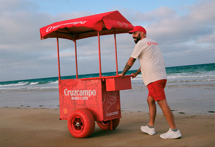 Cruzcampo rinde homenaje a quienes llenan
de acento nuestras playas: los lateros.