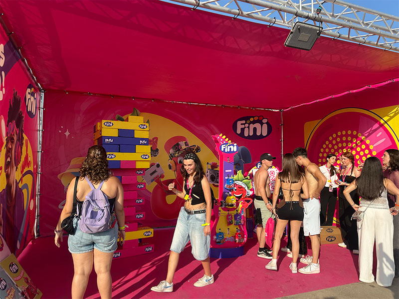 Fini se instala en el Arenal Sound: de la piscina al backstage