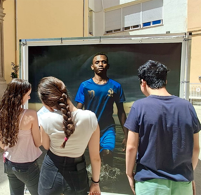 Canon empodera a jóvenes migrantes a través del fútbol y la fotografía.