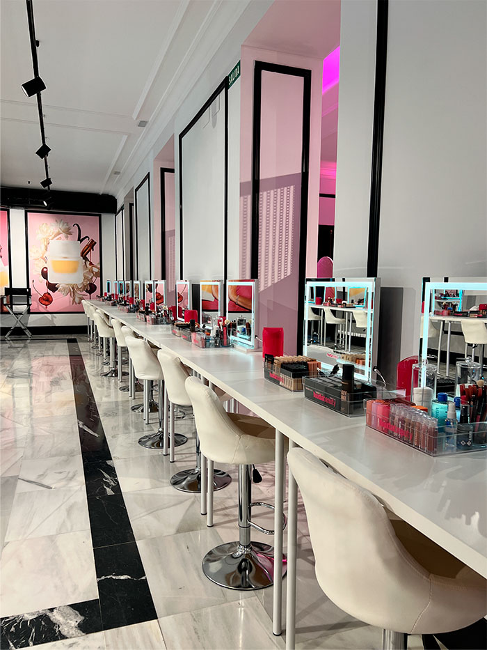 El Baúl de las Piqué monta la gira más ambiciosa de Huda Beauty.