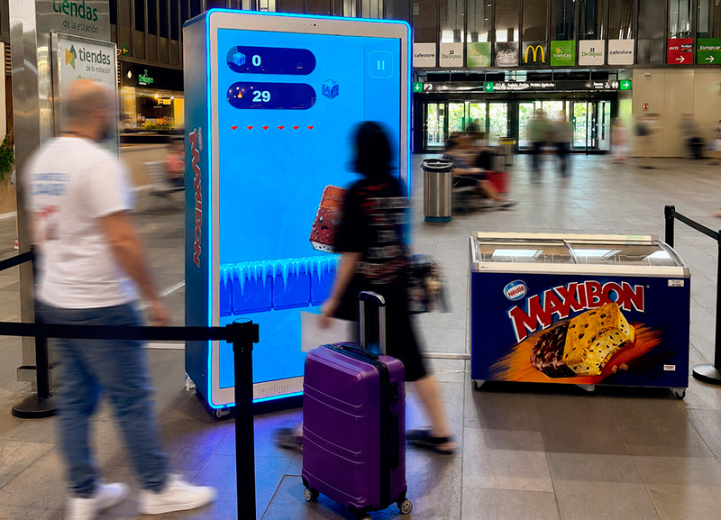 Maxibon y UM convierten el DOOH en una experiencia de juego