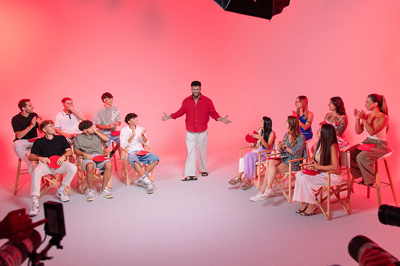 Javi Hoyos acompaña al casting español de "Double Date Island"