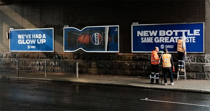 Pepsi estrecha sus vallas publicitarias para imitar su nueva botella.