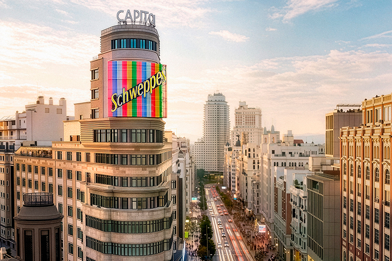El luminoso de Schweppes, un icono cultural en el corazón de Madrid