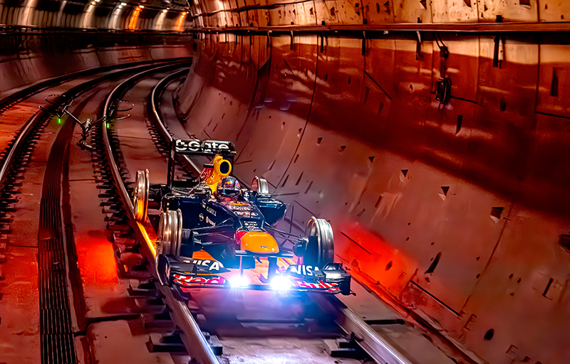 Red Bull y Andtonic hacen circular un coche de F1 en el metro de Madrid