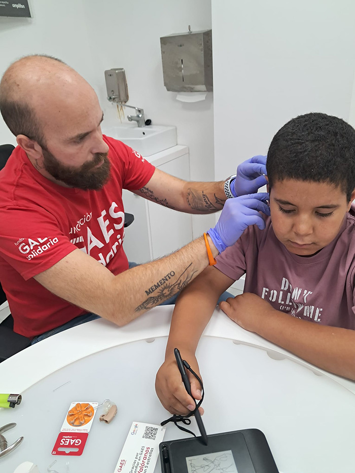 Fundación GAES revisa la salud auditiva de niños saharahuis.