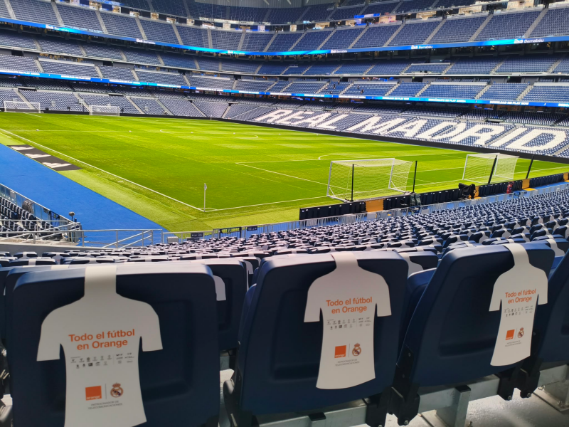 Orange homenajea en el Bernabéu a los abuelos y nietos amantes del fútbol