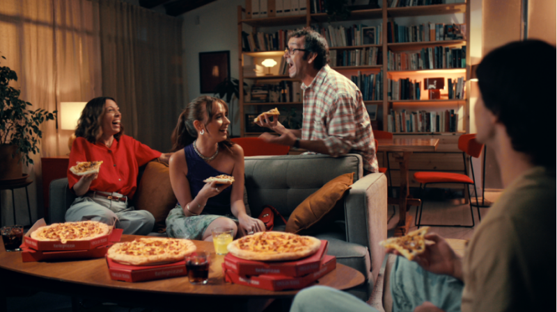 Telepizza junta a la gente en la campaña de su nueva pizza Burger